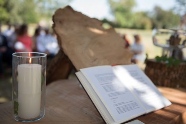 Autel en bois avec la bougie et le livre