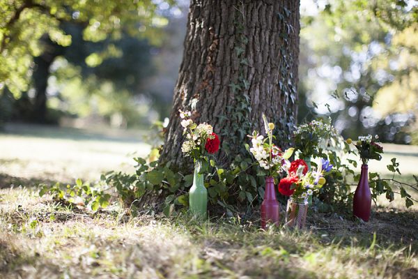 Bouquets au pied de l arbre pour la ceremonie