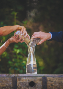 Photo mariage rituel en action sable gris et marron