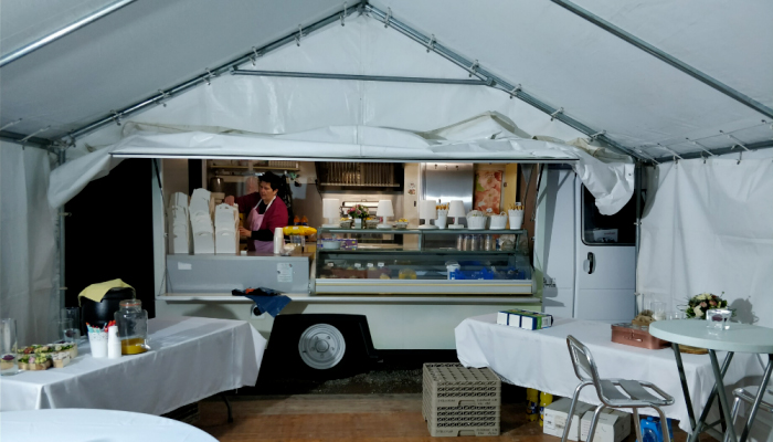 Florence en pleine installation de son foodtruck Suzette la Camionnette