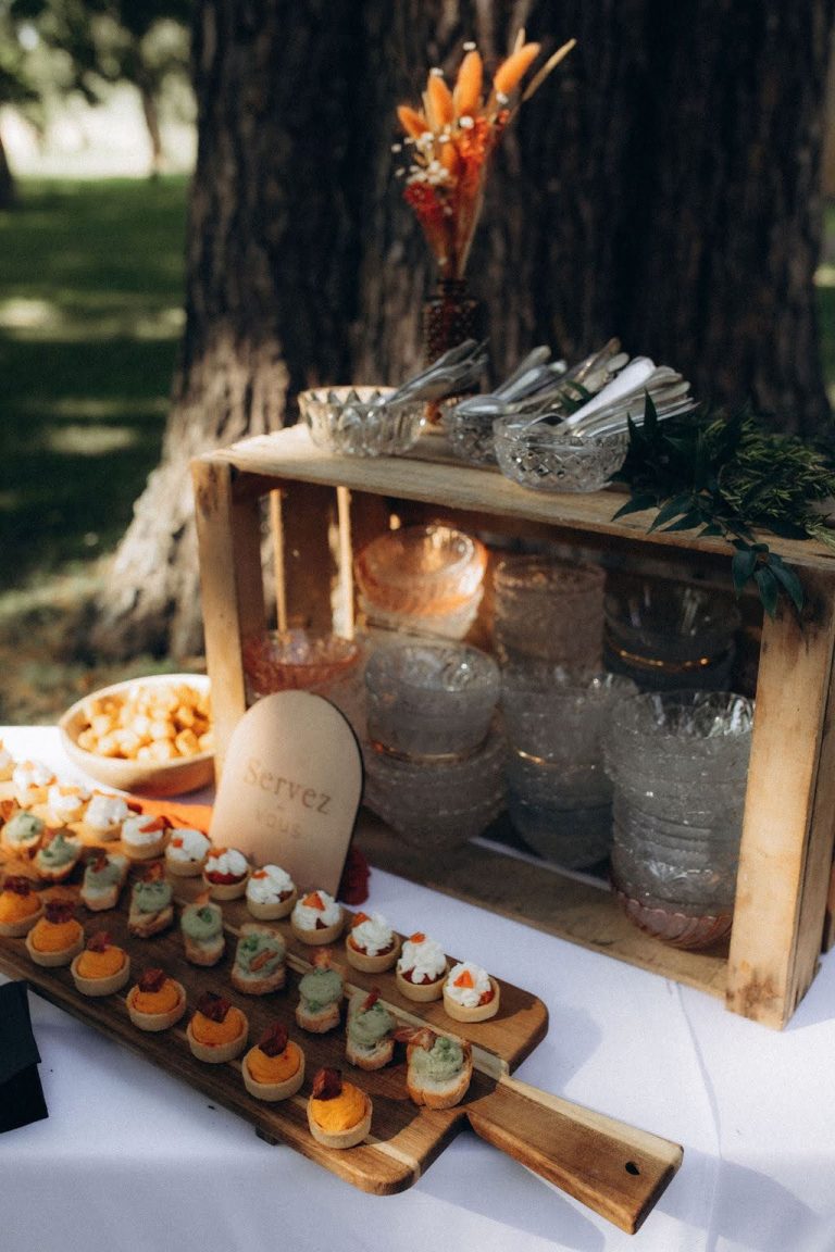 cocktail dinatoire de mariage avec amuse bouches et verrines colorees