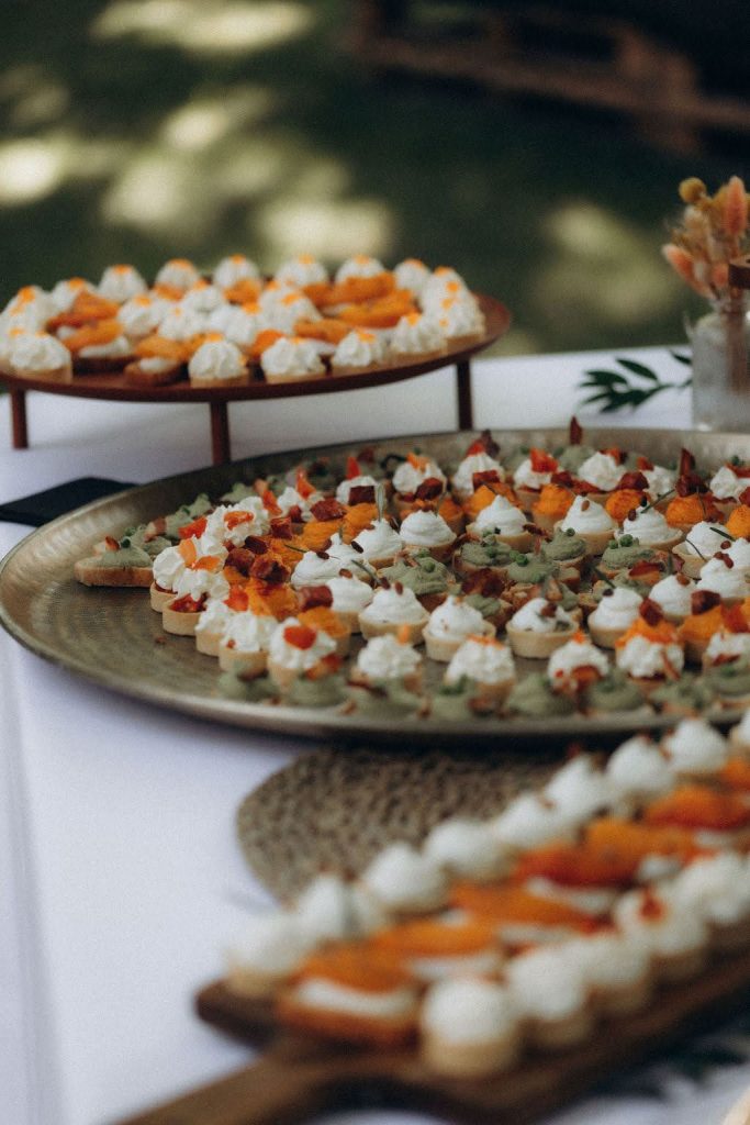 Cocktail dînatoire de mariage avec amuse-bouches et verrines colorées