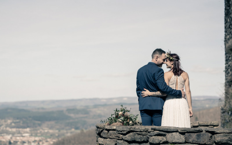 Les mariés face à la vue sur Mazamet