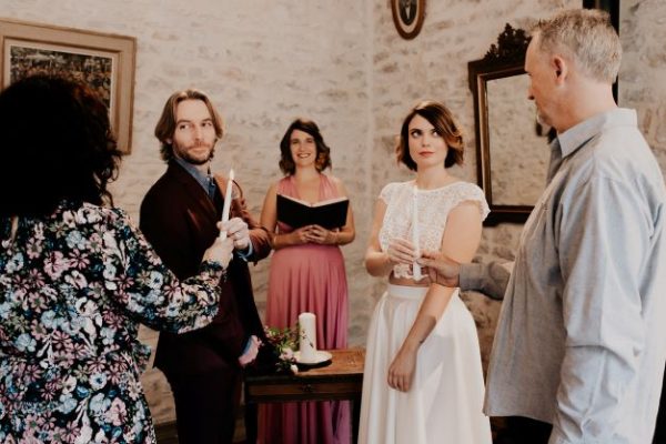 Les maries et leurs temoins pendant le rituel des bougies en petit comite