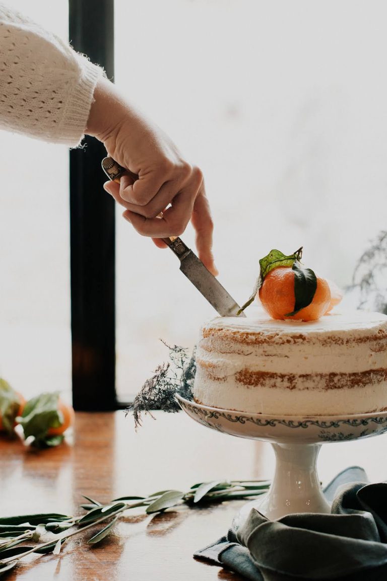 Assortiment de desserts et pièce montée pour un repas de mariage gourmand