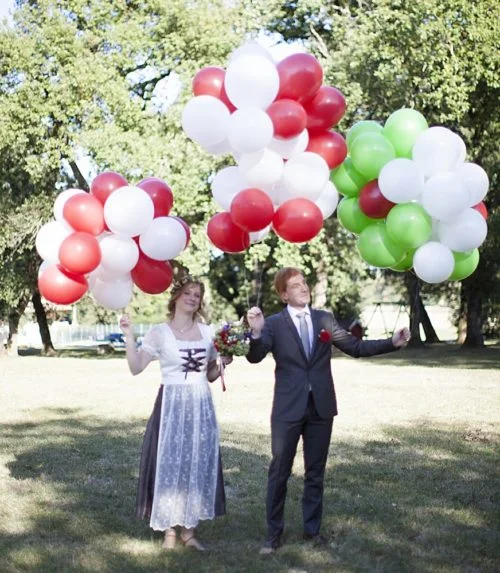 un couple avec des ballons