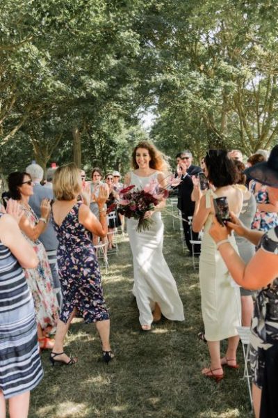 Entree de la mariee seule avec son bouquet