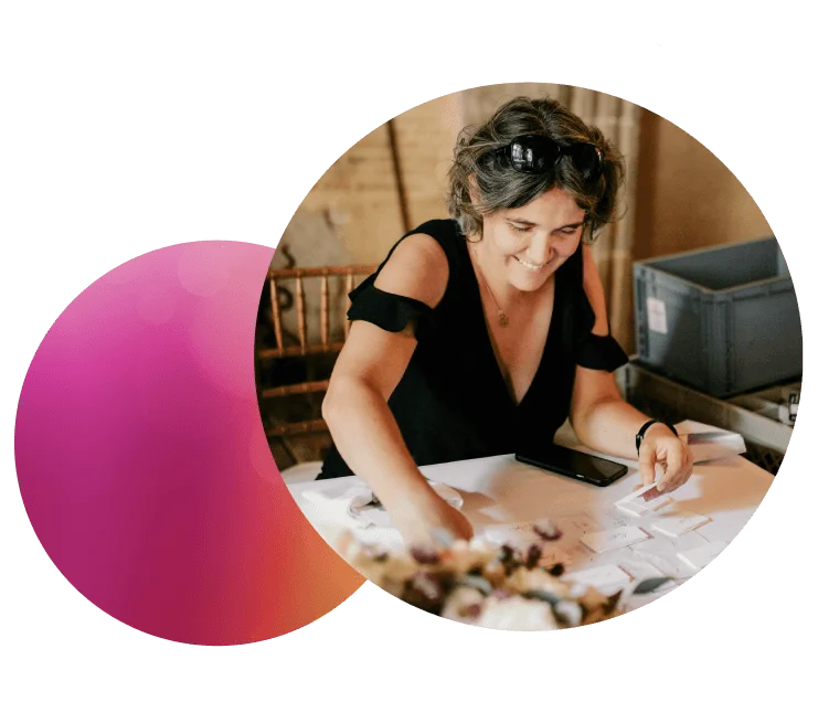 Delphine Goudy, wedding planner à Toulouse est occupée à trier les marque-places pour les tables du mariage dans une salle de réception dans un château. Crédit : Sophie Bachère